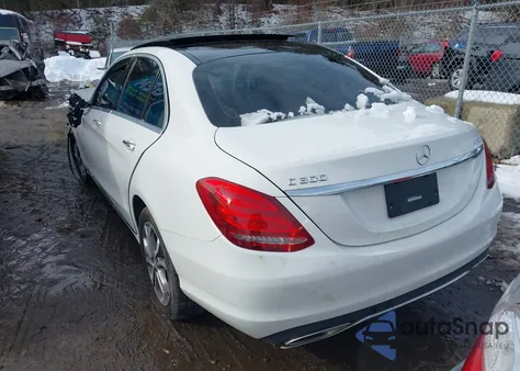 2015 Mercedes-Benz C 300 4Matic z USA, uszkodzony, nr VIN 55SWF4KB9FU093303